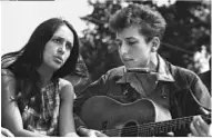  ??  ?? Joan Baez e
Bob Dylan. Le due più grandi star della musica folk cantano durante una marcia per i diritti civili a Washington, nel 1963. Sopra, con Martin Luther King, che Joan Baez sentì parlare per la prima volta a 16 anni.