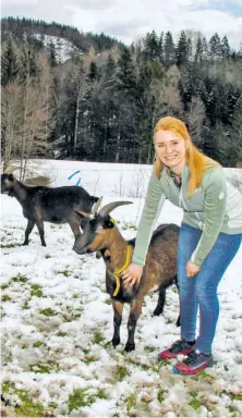  ?? BILDER: SN/CHR. SPRENGER ?? Greifen die geplanten Maßnahmen? Gertraud und Johanna Oberascher haben Ziegen am Hof, würden aber gerne wieder mit Schafen auf die Alm gehen.