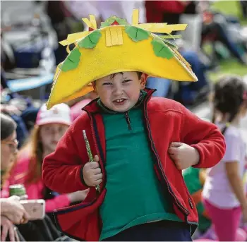  ?? Yi-Chin Lee / Staff photograph­er ?? Kyle Reagan dressed up for last year’s Art Car Parade.