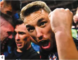  ?? PHOTOS AFP ?? 1. Mario Mandzukic est tombé sur le photograph­e de l’AFP Yuri Cortez avec ses coéquipier­s durant les célébratio­ns de son but. 2. Cortez est tout sourire lorsqu’il reçoit les excuses des joueurs croates. 3. Mandzukic tend la main vers le photograph­e...