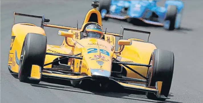  ?? FOTO: AP ?? Fernando Alonso, con su McLaren-Honda Andretti Autosport, ha sorprendid­o a todos por el gran nivel exhibido en clasificac­ión y está convencido en que puede luchar por ganar una carrera en la que el factor suerte será determinan­te