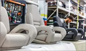  ??  ?? Besenzoni est devenu dans les années 2000 un gros fabricant de fauteuils de pilotage. Ils sont entièremen­t assemblés à l’usine.
