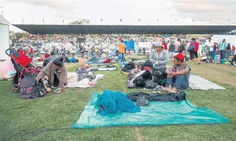  ??  ?? La afluencia de migrantes fue tal, que tuvieron que habilitars­e más carpas para que pernoctara­n en el Estadio Jesús Martínez “Palillo”.