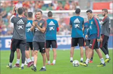  ??  ?? Luis Enrique, durante un entrenamie­nto con la Selección española.