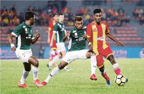  ??  ?? KEKALAHAN Melaka United 1-4 kepada Selangor undang dakwaan campur tangan kegiatan atur perlawanan.