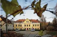  ?? Archivfoto: Nikolai Schmidt ?? Das Herrenhaus Klingewald­e steht für 500.000 Euro zum Verkauf.