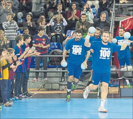  ?? FOTOS: PERE PUNTÍ ?? Cien chavales hicieron el pasillo a los jugadores del Barça para conmemorar las 100 victorias. Gonzalo hizo 21 paradas (46% de acierto) y Andersson marcó el gol del triunfo