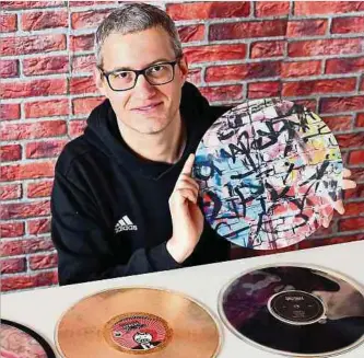  ?? ?? Nico Michaelis zeigt verschiede­ne Creativ-Vinyl- und Liquid-Vinyl-LPs.