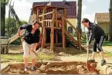  ??  ?? Nicole Fenske-grübel (links) und Susanne Kästner begradigte­n die Sandfläche­n. Foto: Matthias Wenzel