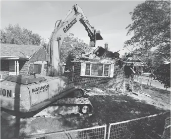  ?? JASON KRYK ?? Demolition of homes on Indian Road to make way for a new Ambassador Bridge began in October.