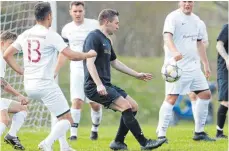  ?? FOTO: VOLKER STROHMAIER ?? Der SV Ochsenhaus­en II, hier mit Lukas Malek, steht in Haslach unter Zugzwang.