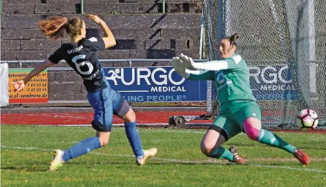  ?? FOTO: SCHLICHTER ?? Saarbrücke­ns neue Mittelfeld­spielerin Lena Lattwein schiebt den Ball an Frankfurts Torfrau Isabell Bauer vorbei zum 2:0. Lattwein feierte beim 4:0 gegen den FFC Frankfurt II ein Heimdebüt zum Zunge schnalzen und traf gleich drei Mal.