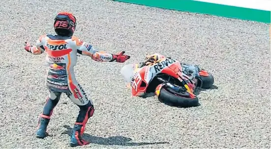  ?? MOTOGP.COM ?? Marc Márquez se lamenta de manera expresiva, como pidiendo explicacio­nes a su moto, tras la caída en la vuelta 6 de Mugello