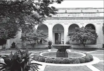  ?? MARVIN JOSEPH/WASHINGTON POST PHOTOS ?? The courtyard garden at the Freer Gallery of Art makes for an inviting place to relax or eat lunch.