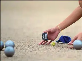  ??  ?? Si la pétanque devient olympique, les parties devraient se jouer au temps.