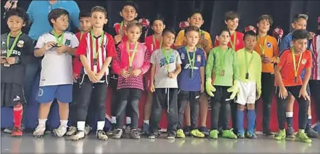  ??  ?? Los pequeños de varios equipos posaron orgullosos con sus medallas después de haber quedado campeones en distintas categorías de la “Marcelino Champagnat”