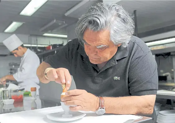  ?? FOTOS: LUCIA MERLE Y SILVANA BOEMO ?? Detalles. Jean Paul Bondoux termina un amuse-bouche en la cocina de La Bourgogne, el emblemátic­o restaurant­e francés de Recoleta.