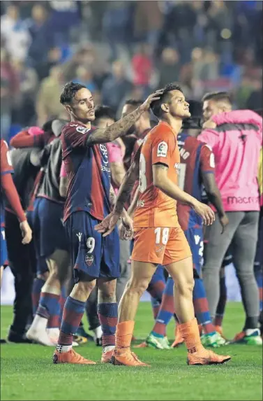  ??  ?? PARADOJA. La alegría de los granotas chocaba de lleno con las lágrimas de los jugadores del Málaga.