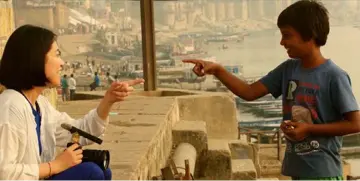  ??  ?? Liu Juan (left) talks with Dano on the bank of Ganges River in Varanasi, India, in 2015.