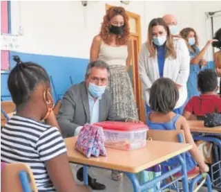  ?? // ROCÍO RUZ ?? El alcalde de Sevilla, visitando este viernes un colegio de la ciudad