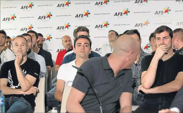  ?? VICTOR LERENA. / EFE ?? Iniesta, Xavi y Casillas, en la reunión de la AFE ayer en Madrid