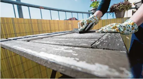  ?? Foto: Andrea Warnecke, dpa ?? Eine Behandlung mit speziellen Ölen bringt Holzmöbeln ihren Glanz zurück. Damit das Holz das Öl besser aufnimmt, sollte es zuvor mit feinem Sandpapier oder feiner Stahl wolle abgeschmir­gelt werden.