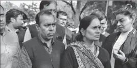  ?? SANCHIT KHANNA/HT PHOTO ?? The December 16 gang-rape and murder victim’s parents outside the Delhi High Court.