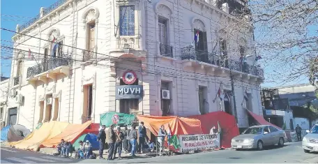  ??  ?? Alrededor de 60 personas montaron carpa en la vereda del MUVH el domingo. Exigen reiniciar obras abandonada­s en Caaguazú.