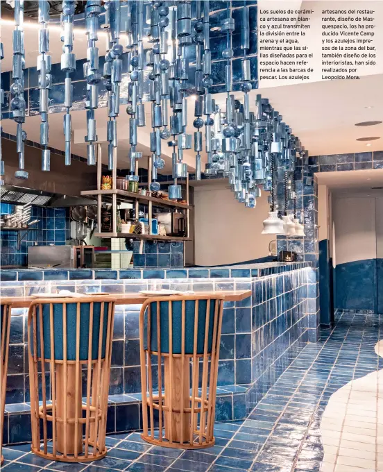  ??  ?? Los suelos de cerámica artesana en blanco y azul transmiten la división entre la arena y el agua, mientras que las sillas diseñadas para el espacio hacen referencia a las barcas de pescar. Los azulejos artesanos del restaurant­e, diseño de Masquespac­io, los ha producido Vicente Camp y los azulejos impresos de la zona del bar, también diseño de los interioris­tas, han sido realizados por Leopoldo Mora.