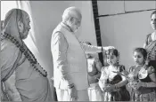  ??  ?? PM Modi with girlchildr­en in Bengaluru on Sunday.