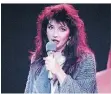  ?? FOTO: DPA ?? Die Popsängeri­n Kate Bush bei einem Auftritt im Jahr 1985.