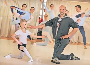  ?? FOTO: MARKUS VAN OFFERN ?? Sören Niewelt aus Augsburg unterstütz­t Jayden in seiner Liebe zum Ballett.