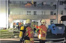  ?? FOTOS: GÄSS ?? 52 Feuerwehrl­eute und 25 Rettungskr­äfte des DRK waren am Donnerstag­abend im Einsatz