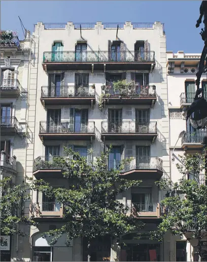  ??  ?? Edificio residencia­l en Gran de Gràcia remodelado recienteme­nte por Renta Corporació­n