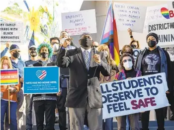  ?? HAYNE PALMOUR IV U-T ?? El activista Yusef Miller habla en la escuela preparator­ia San Dieguito Academy en Encinitas.