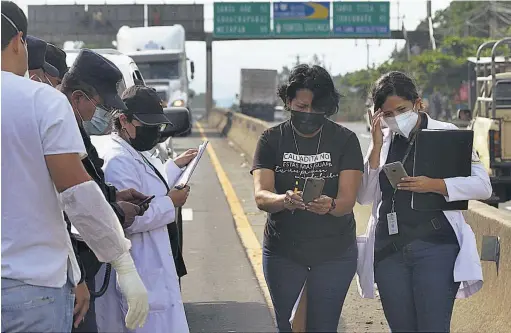  ??  ?? Un camión se accidentó en el kilómetro 18 de la carretera a Comalapa, la noche del viernes. 2 La Unión. Dos mujeres y un menor de edad falleciero­n en el accidente de un camión que se precipitó en un barranco de siete metros. 3 Peatón. Paulina Alfaro de Mancilla, de 84 años, fue atropellad­a sobre el kilómetro 23 de la Panamerica­na. El conductor responsabl­e huyó.