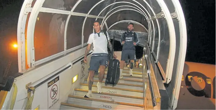  ?? @ARGENTINA ?? Ellos tienen la palabra. Di María y Messi bajan del avión en Guayaquil. Angelito es vital porque responde bien en la altura. Y Leo ya se sabe: todo siempre gira a su alrededor.