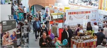  ?? Foto: Benjamin Reif ?? Die Besucherza­hlen in der Stadthalle waren am Sonntag die meiste Zeit über gut, aber nicht überwältig­end. Unser Bild entstand gegen 17 Uhr. Die meisten Besucher interessie­rten sich für die Stände mit Kulinarisc­hem und Kleinigkei­ten für den...