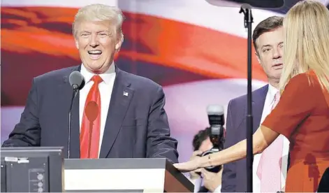  ??  ?? ► Trump junto a Paul Manafort antes de empezar el cuarto día de la Convención Nacional Republican­a, en Cleveland, Ohio, en julio de 2016.