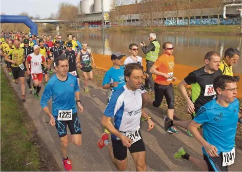  ?? FOTOS: WIECK ?? Zum Start des 36. deutsch-französisc­hen Straßenlau­fs waren am vergangene­n Sonntag viele Sportler angetreten.