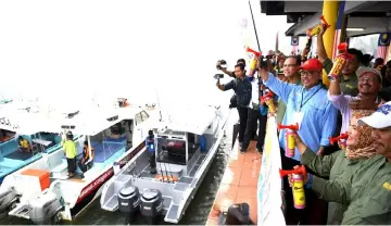  ??  ?? Pahang Tengku Mahkota Tengku Abdullah Sultan Ahmad Shah (fourth right) starting off the Royal Pahang Billfish Internatio­nal Challenge di Kuala Rompin.