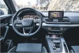  ??  ?? NESTEN NYTT: Mot et tillegg på rundt 10.000 kroner får man Audis «virtuelle cockpit» med to digitale skjermer. Den tredje som man blant annet har i e-tron og A6, er ikke tilgjengel­ig i Q5.