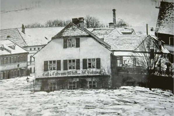  ?? Fotos/Repros: Helmut Bissinger (4), Archiv Georg Willi ?? Massen von Eisplatten der Donau, die hier zu sehen sind, haben 1929 die Brücke von Donaumünst­er zerstört. Die Brücke erlitt 1942 das gleiche Schicksal erneut.