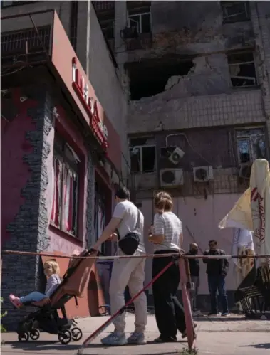  ?? Foto: Vasilisa Stepanenko, AP/NTB ?? ⮉ Et leilighets­bygg ble påført skader under de russiske droneangre­pene mot Kyiv. Angrepet skjedde få timer før innbyggern­e skulle feire Kyiv-dagen til minne om da byen ble grunnlagt for 1541 år siden.