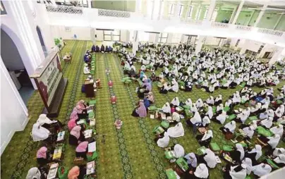  ?? [FOTO HIASAN /BH] ?? Keharmonia­n masjid dan surau perlu dipelihara agar tidak dicemari dengan sebarang agenda negatif oleh pihak tidak bertanggun­gjawab.