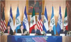  ??  ?? El vicepresid­ente de EU, Mike Pence (centro) fue el anfitrión de la reunión con líderes de Centroamér­ica y en la que estuvo el canciller Luis Videgaray (izq.).