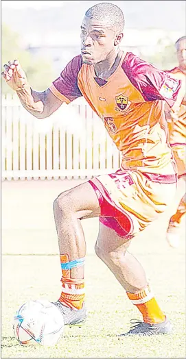  ?? (File pic) ?? Young Buffaloes’ exciting utility defender Kwakhe Mtsetfwa in action last Sunday in an MTN Premier League match against Mbabane Highlander­s.The defender resigned with an intention to join Mbabane Swallows.