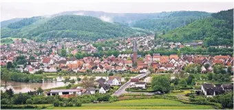  ??  ?? Ein Blick vom Osterberg auf die Stadt. Das Flüsschen Emmer ist an dem Tag über die Ufer getreten.