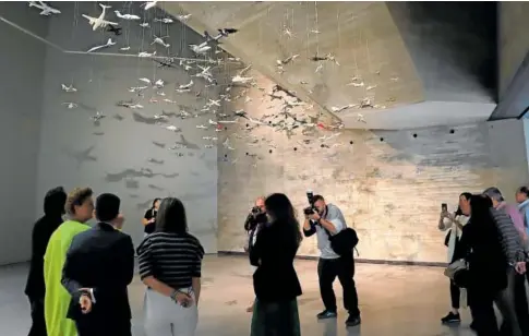  ?? // RAFAEL CARMONA ?? Instalació­n de Fiona Banner con aviones sobrevolan­do la población, en una de las salas de la muestra