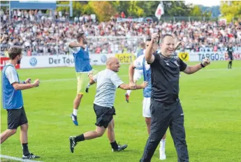  ?? ARCHIVFOTO: KAYA ?? Ulms Trainer Holger Bachthaler hatte in dieser Saison oft Grund zum Jubeln, musste sich einige Male aber auch ärgern. Mit der Saison kann er aber zufrieden sein – besonders, wenn er den WFV-Pokal holt.